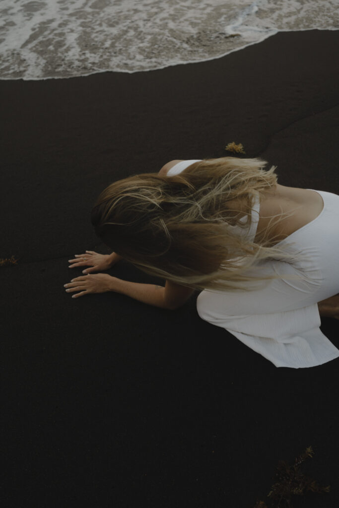 Frau in Bewegung, verkörperte Freiheit und Wildheit – The Dark Feminine Retreat