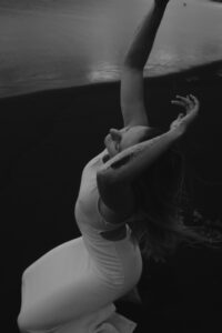 Embodiment im Dunkeln – Ausdruck weiblicher Kraft beim The Dark Feminine Retreat